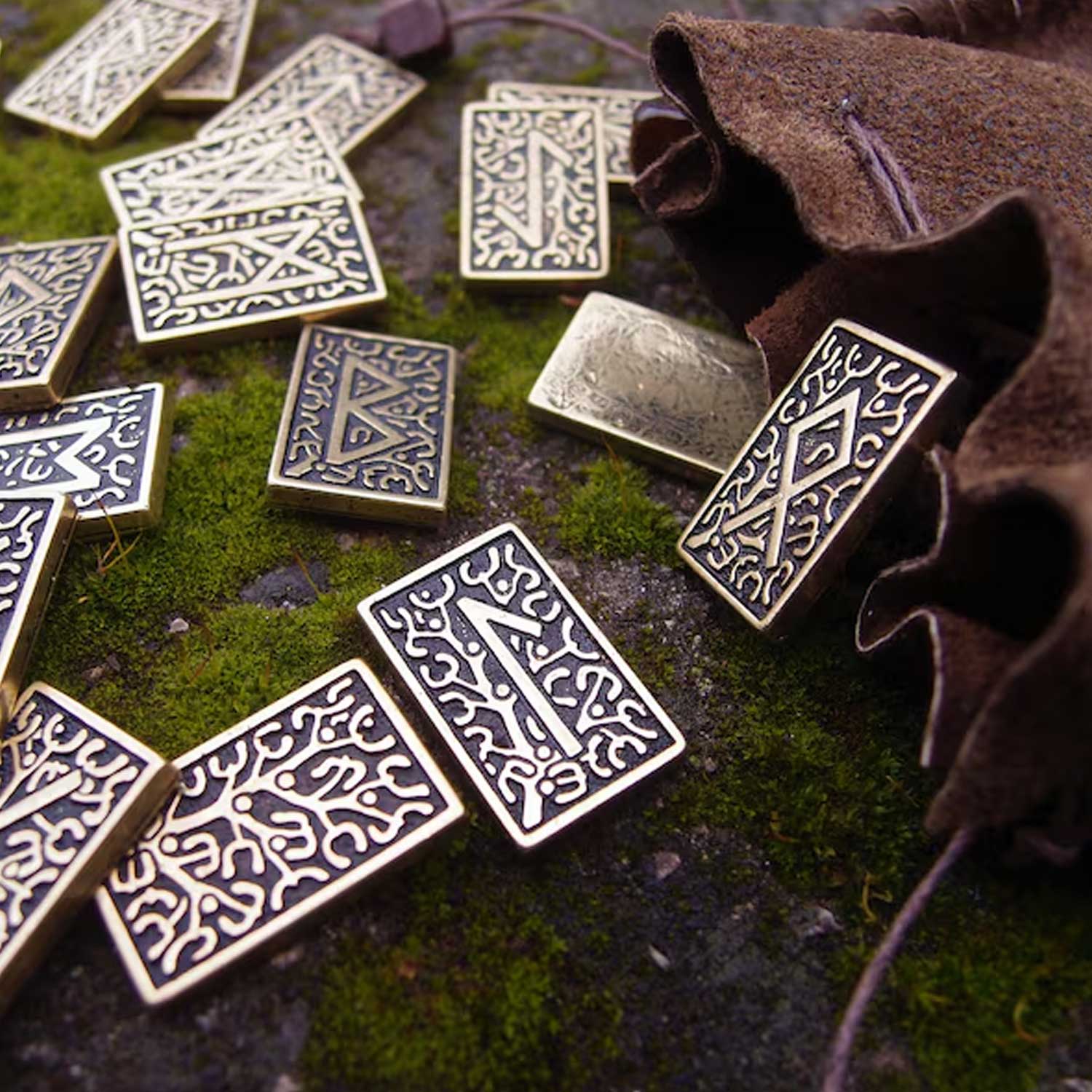Majikal çalışmalar ve kehanet için kullanılan, bronz döküm tekniğiyle üretilmiş, üç boyutlu ve el yapımı premium Elder Futhark rune seti.