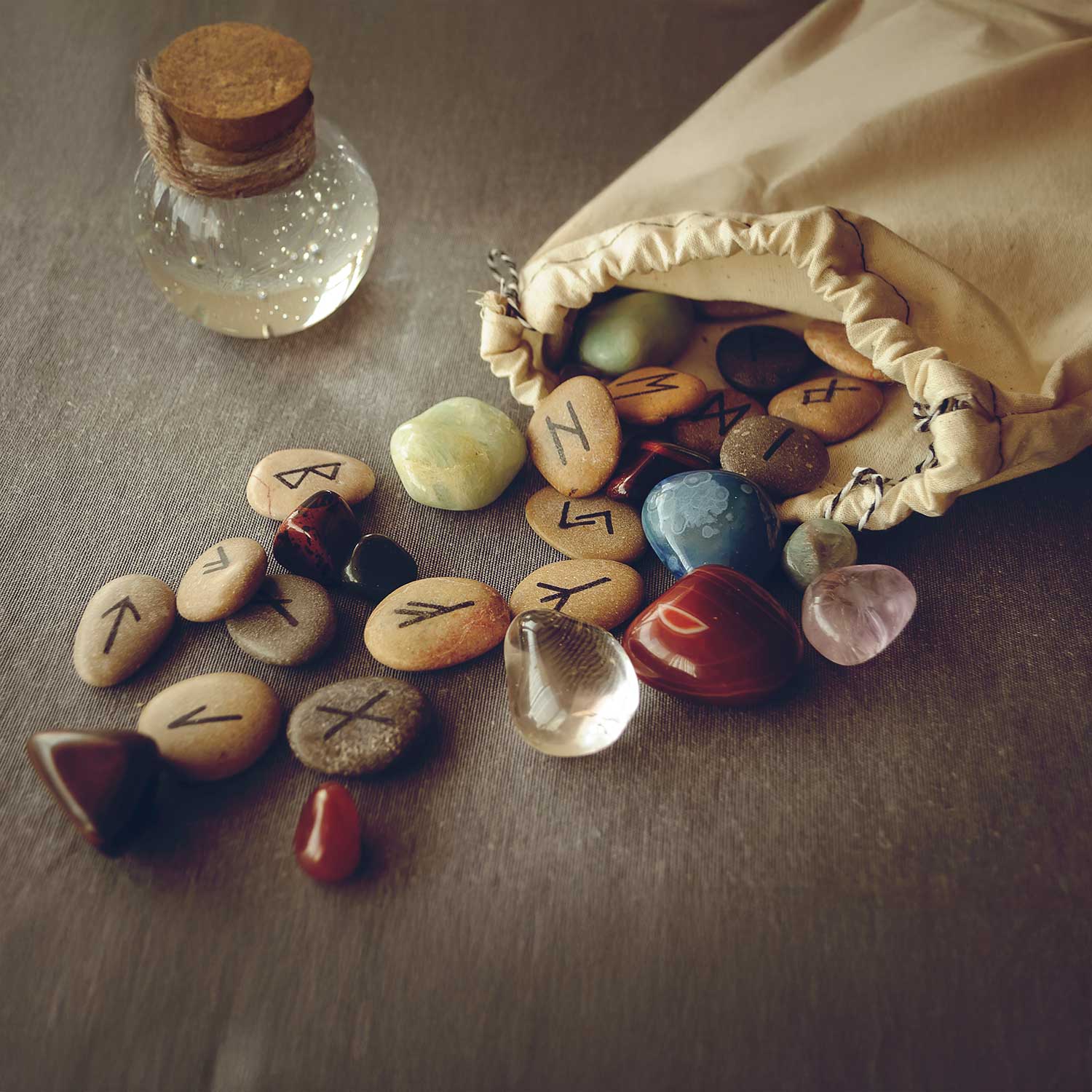 Kehanet ve meditasyon için kullanılan, pürüzsüz ve açık renkli doğal nehir taşlarından yapılmış el yapımı Elder Futhark rune seti.